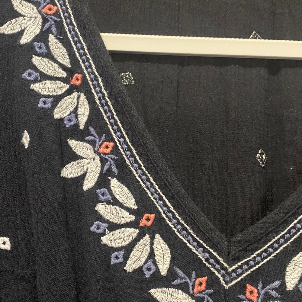 🌸Abercrombie & Fitch Black Embroidered tasseled blouse size small - Picture 5 of 8